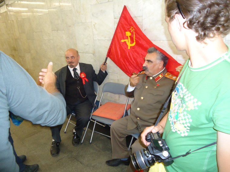 Дело Ленина и Сталина живет...