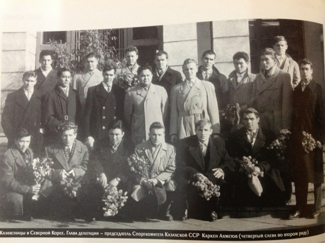 ФК "Кайрат" в Северной Корее. Диас Омаров на снимке крайний слева в нижнем ряду