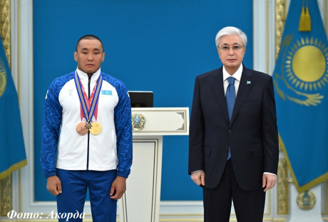 Президент Касым-Жомарт Токаев наградил Ербола Хамитова