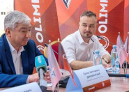 В Актобе прошла презентация обновленного газона Центрального стадиона с участием Андрея Жаркова и Ерлана Джамантаева