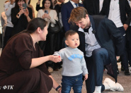 Александр Бублик перерезал ребёнку путы и пожелал здоровья